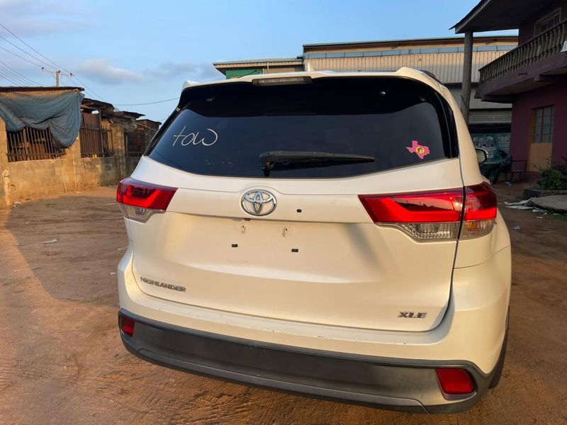 Thumbnail 3 of 2017 Toyota Highlander